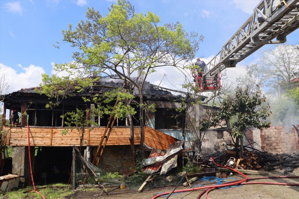 Sakarya'da evde çıkan yangında mahsur kalan 3 kişi kurtarıldı