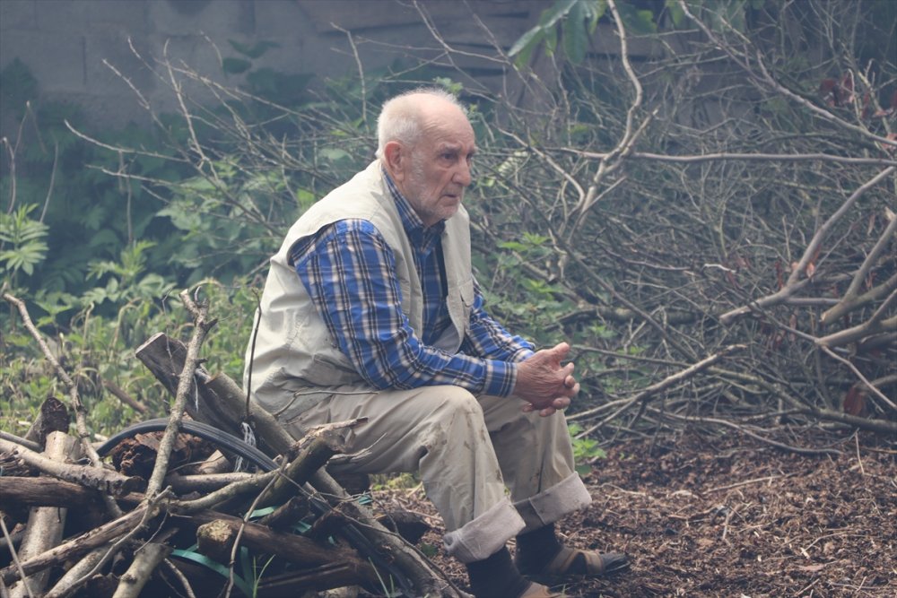 Sakarya'da evde çıkan yangında mahsur kalan 3 kişi kurtarıldı