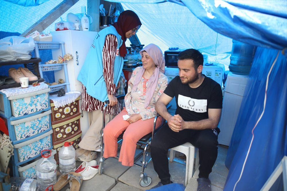 Depremde bacaklarını ve kolunu kaybeden kadın, protezle ayağa kalkmak istiyor