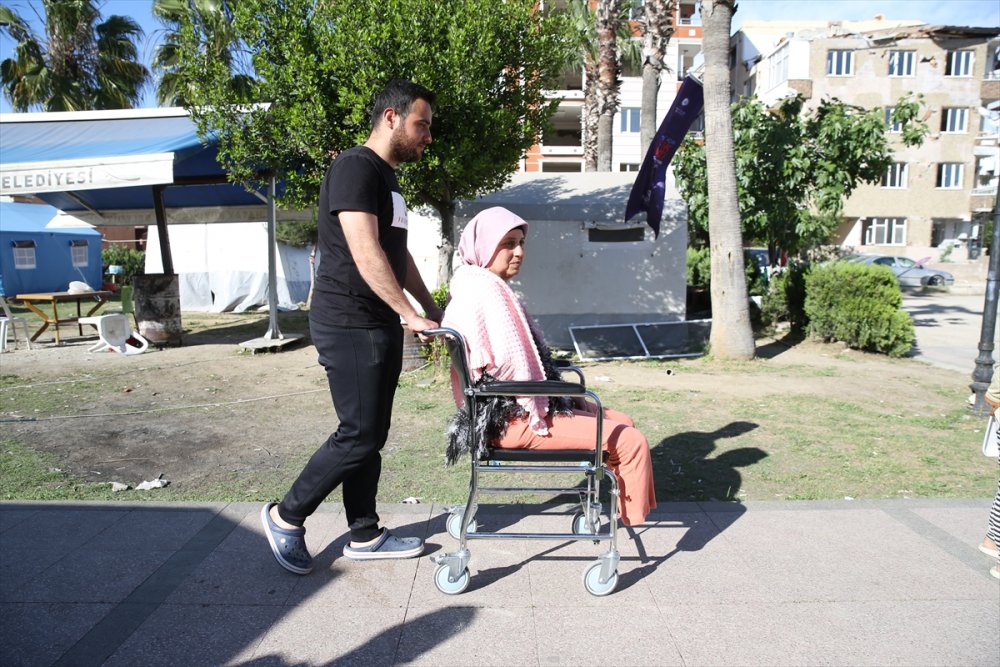 Depremde bacaklarını ve kolunu kaybeden kadın, protezle ayağa kalkmak istiyor