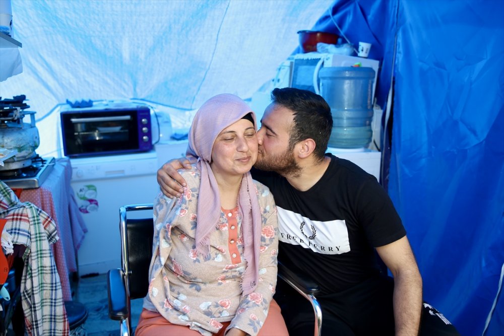 Depremde bacaklarını ve kolunu kaybeden kadın, protezle ayağa kalkmak istiyor