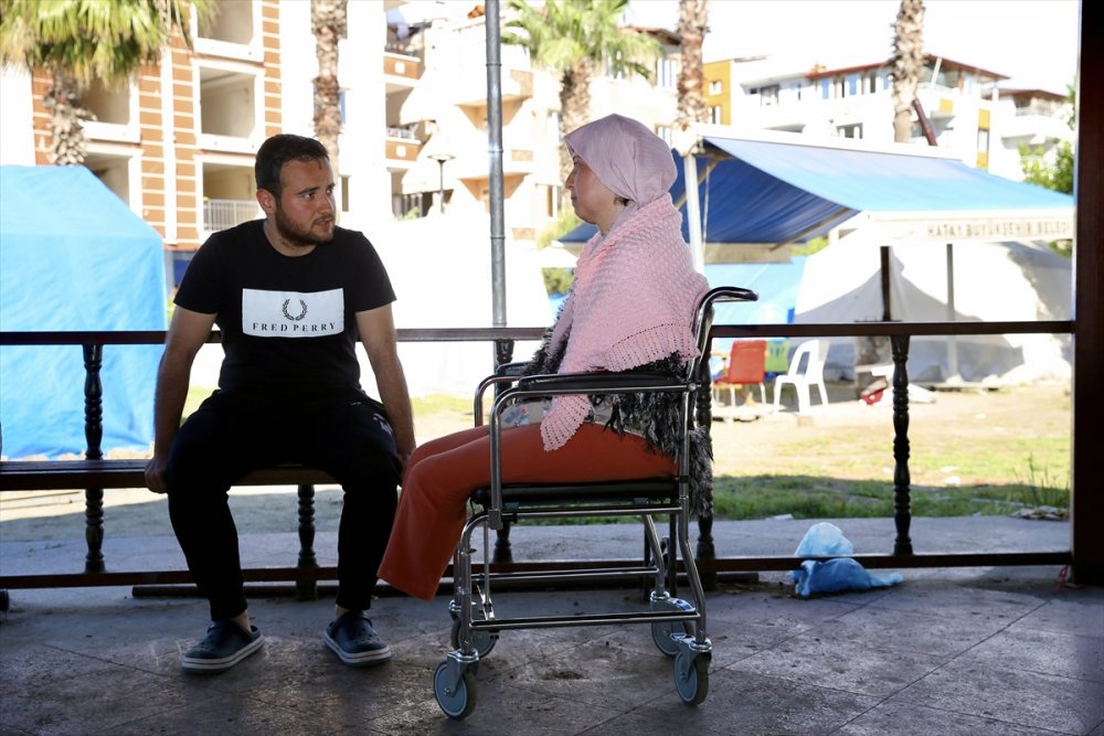Depremde bacaklarını ve kolunu kaybeden kadın, protezle ayağa kalkmak istiyor