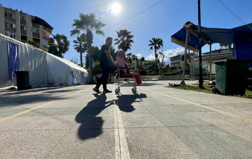 Depremde bacaklarını ve kolunu kaybeden kadın, protezle ayağa kalkmak istiyor