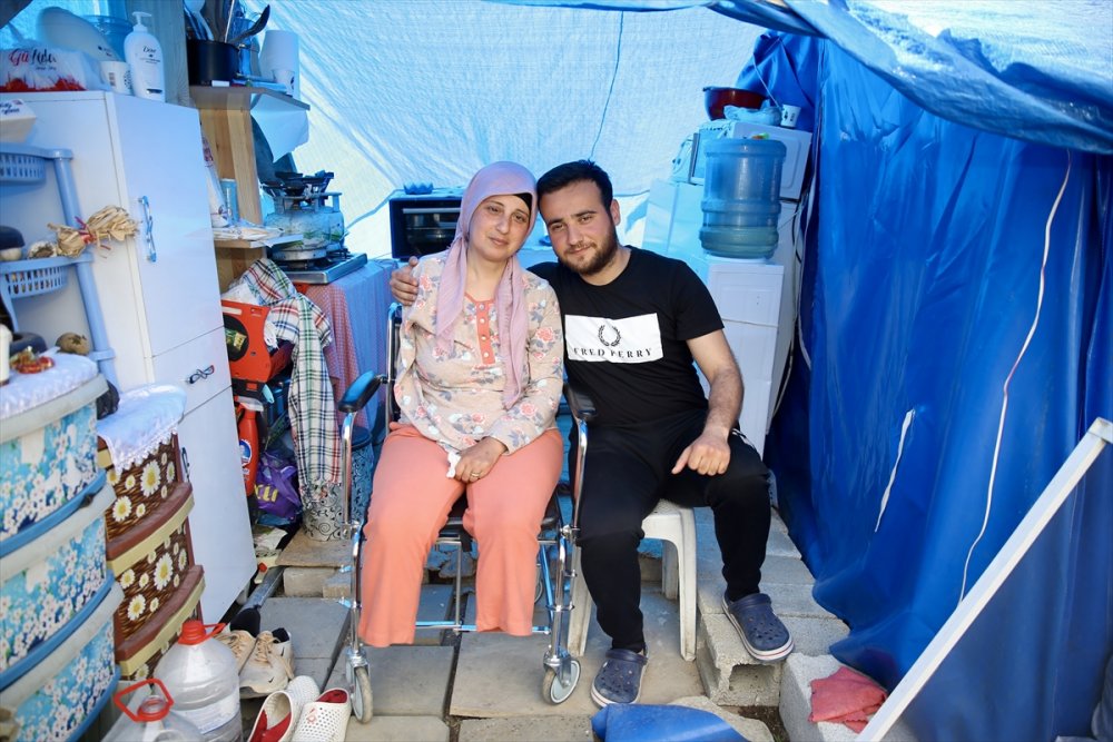 Depremde bacaklarını ve kolunu kaybeden kadın, protezle ayağa kalkmak istiyor