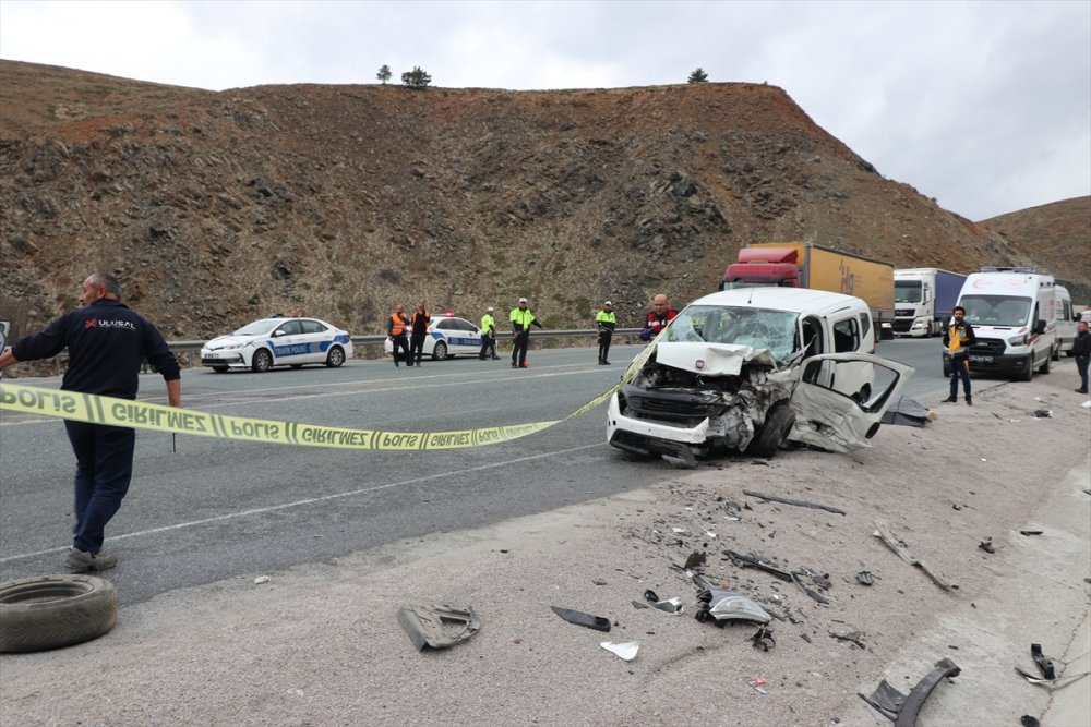 Erzincan'da iki araç çarpıştı, 1 kişi öldü 3 kişi yaralandı