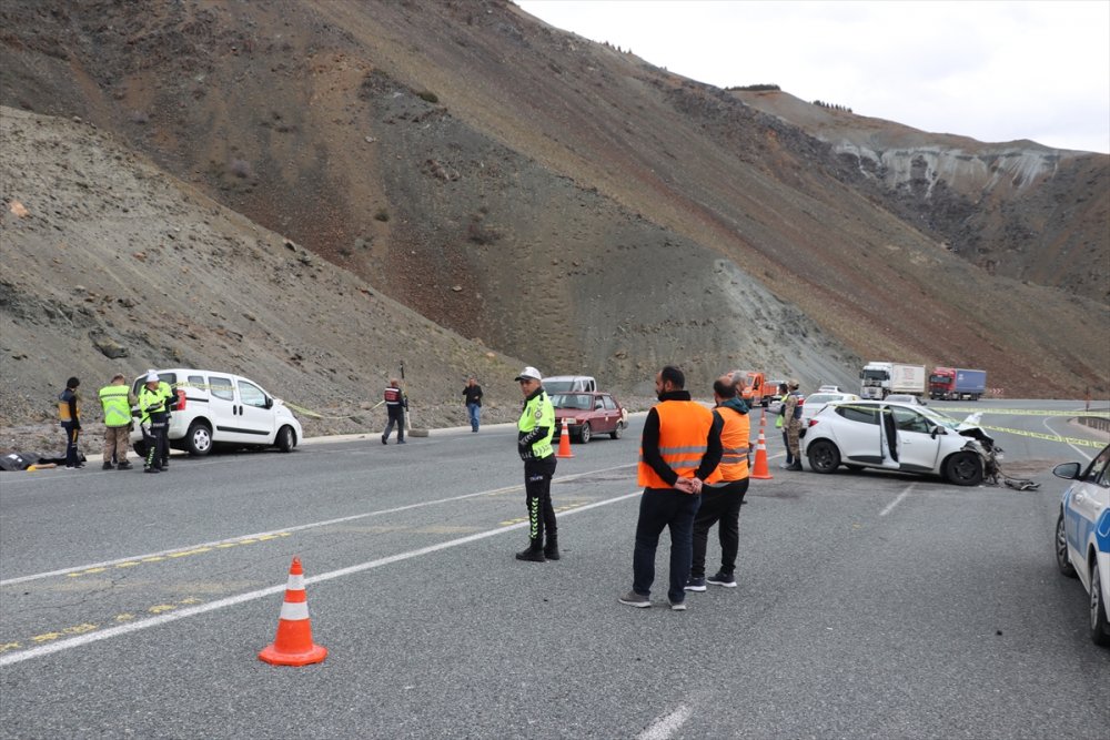 Erzincan'da iki araç çarpıştı, 1 kişi öldü 3 kişi yaralandı