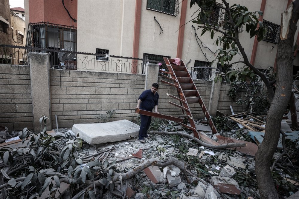İsrail, Gazze saldırısında aralarında kadın ve çocukların da bulunduğu 12 kişiyi öldürdü