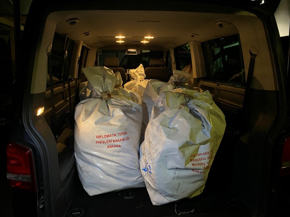 Avusturya’daki oy pusulaları Türkiye'ye gönderilmek üzere Münih’teki THY uçağına taşındı