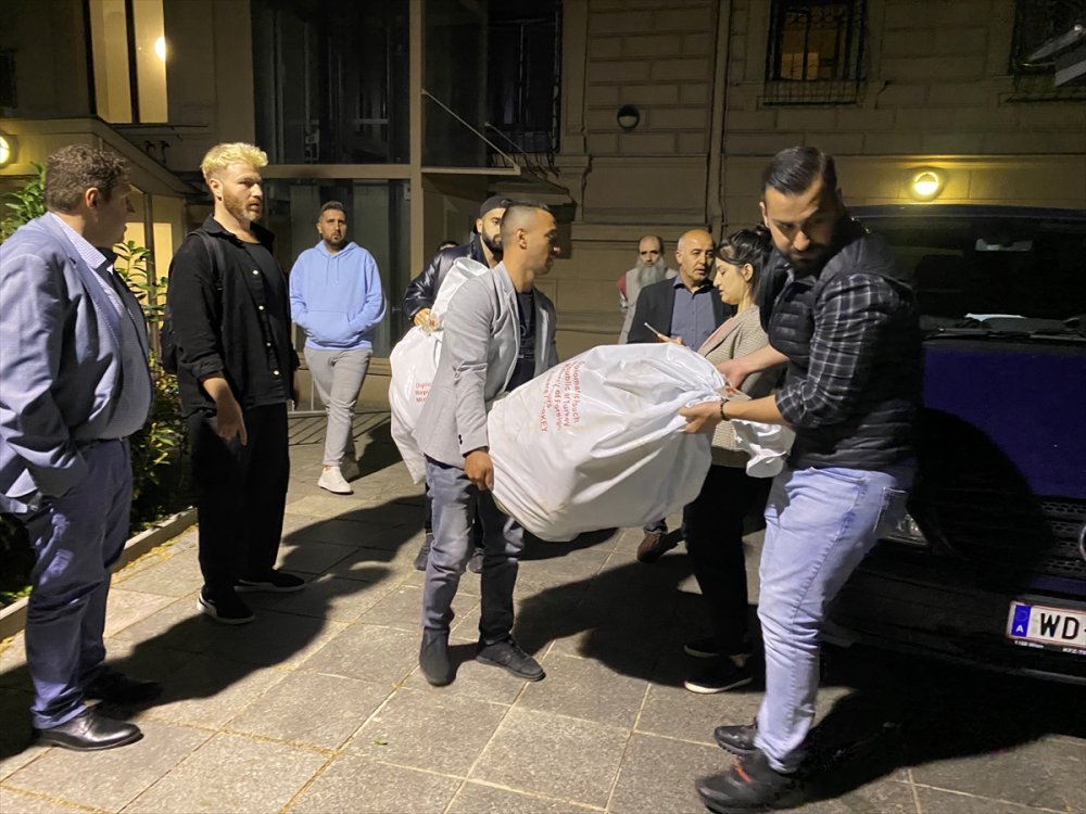 Avusturya’daki oy pusulaları Türkiye'ye gönderilmek üzere Münih’teki THY uçağına taşındı