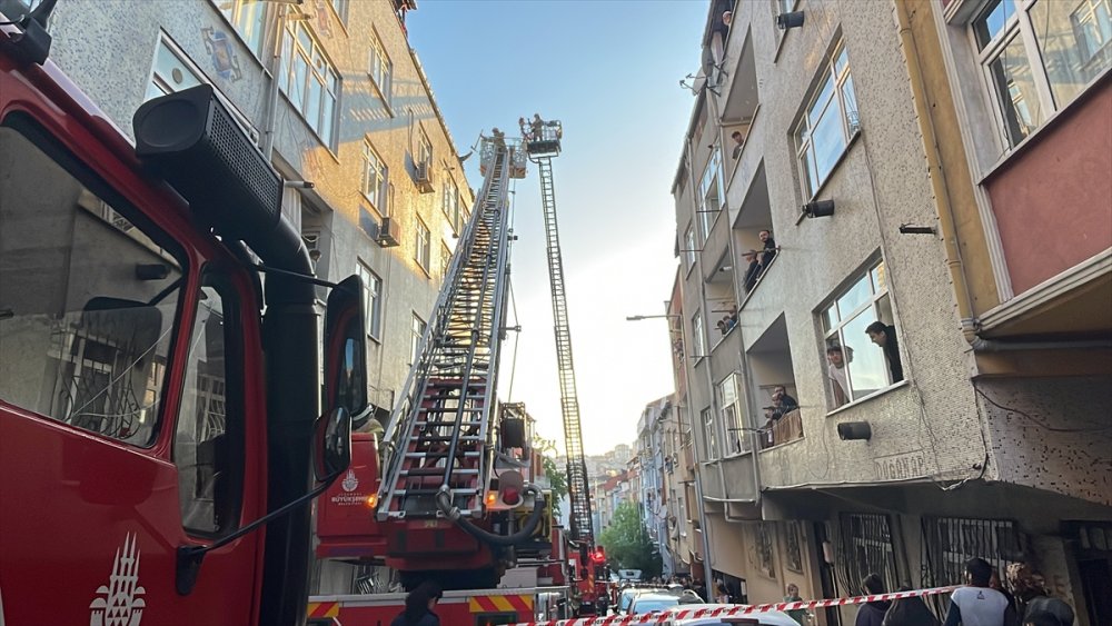 Bağcılar'da 4 katlı binanın çatısında çıkan yangın söndürüldü