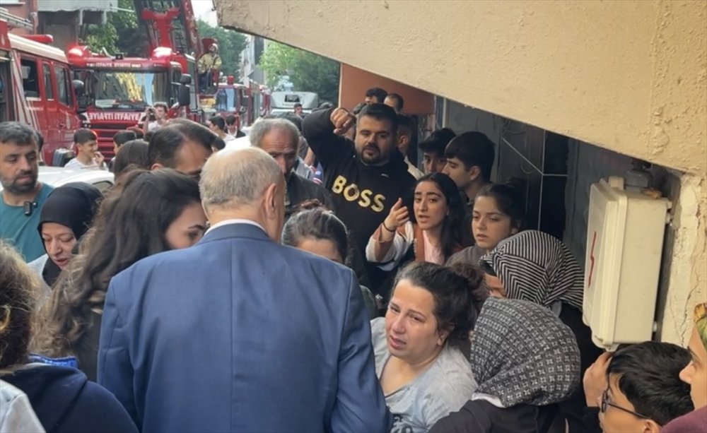 Bağcılar'da 4 katlı binanın çatısında çıkan yangın söndürüldü