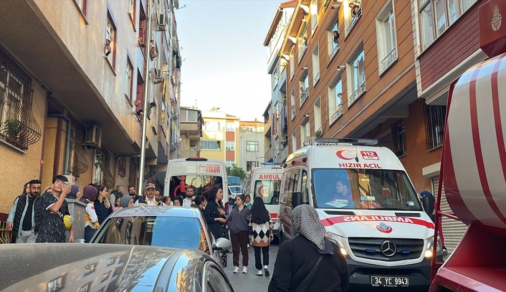 Bağcılar'da 4 katlı binanın çatısında çıkan yangın söndürüldü