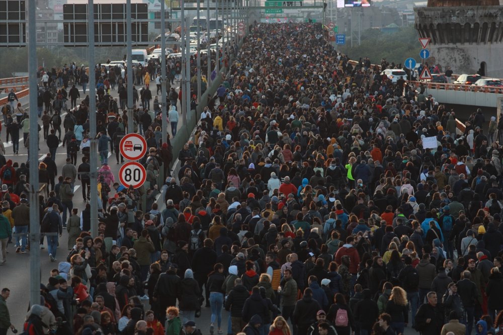 Sırbistan'ın başkenti Belgrad'da silahlı saldırılar protesto edildi