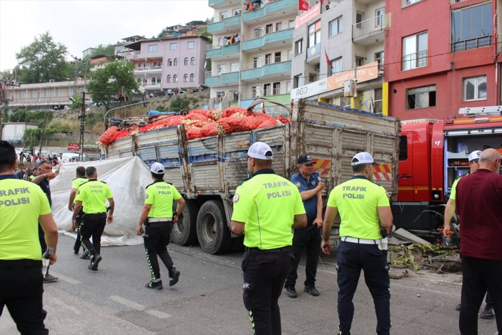 Hatay'da freni arızalanan tır araçlara çarparak durdu