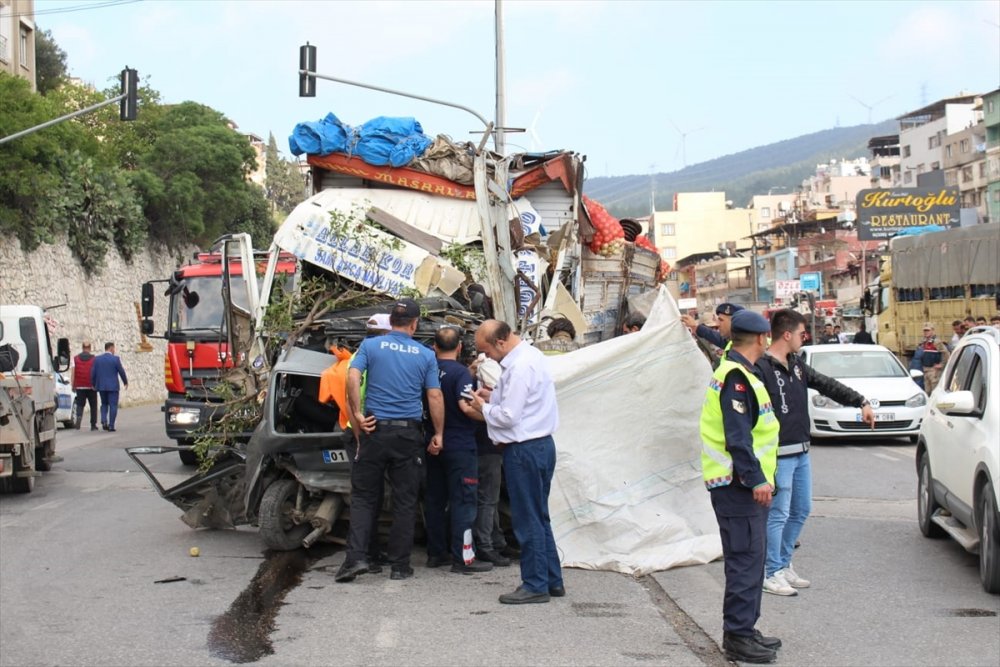 Hatay'da freni arızalanan tır araçlara çarparak durdu