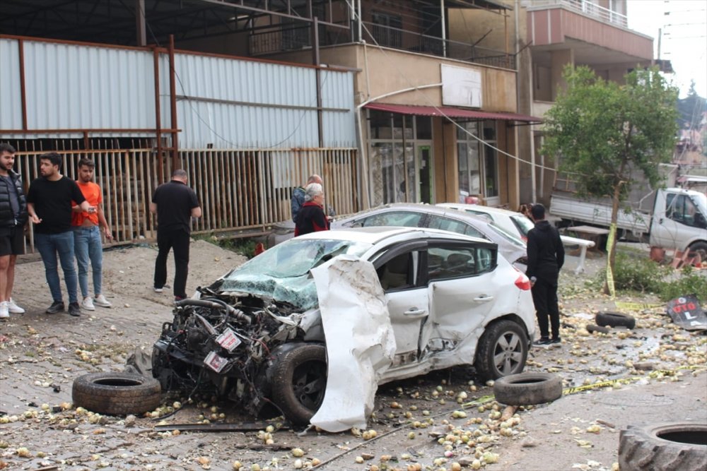 Hatay'da freni arızalanan tır araçlara çarparak durdu