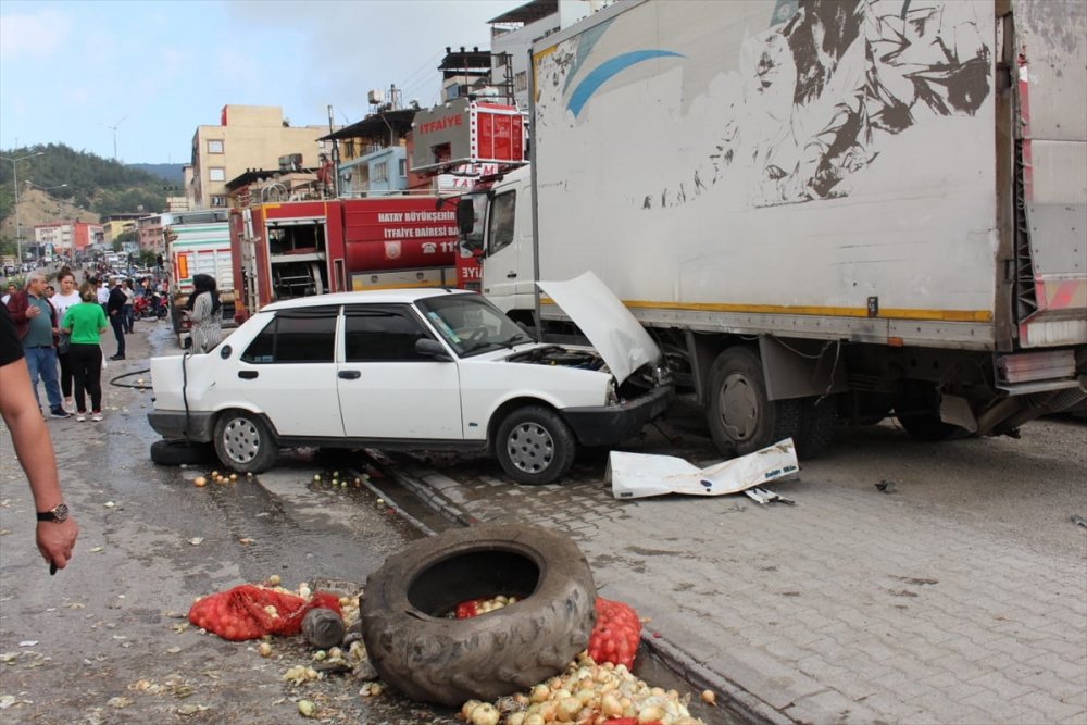 Hatay'da freni arızalanan tır araçlara çarparak durdu