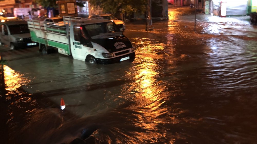 Balıkesir'de şiddetli yağıştan etkilenen bölgelerde temizlik yapıldı