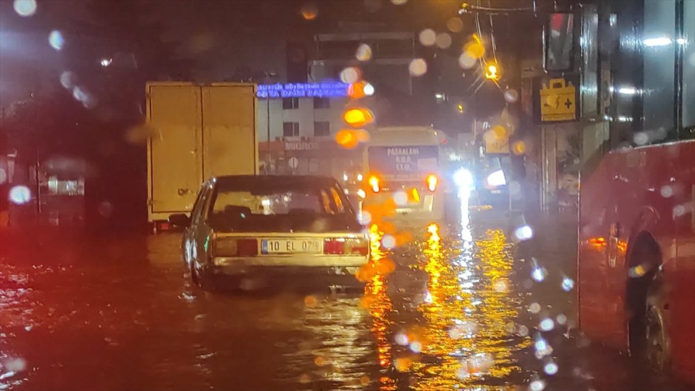 Balıkesir'de şiddetli yağıştan etkilenen bölgelerde temizlik yapıldı