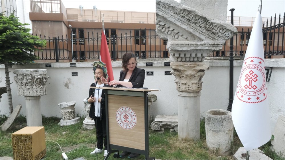 Kırklareli'nde ezbere okuduğu şiiri unutan öğrenciyi Vali Ekici teselli etti