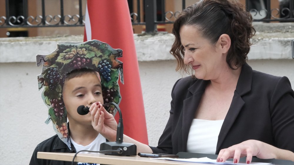 Kırklareli'nde ezbere okuduğu şiiri unutan öğrenciyi Vali Ekici teselli etti