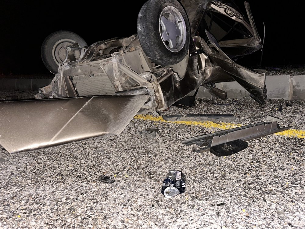 Isparta'da refüje çarpan otomobilin sürücüsü ağır yaralandı