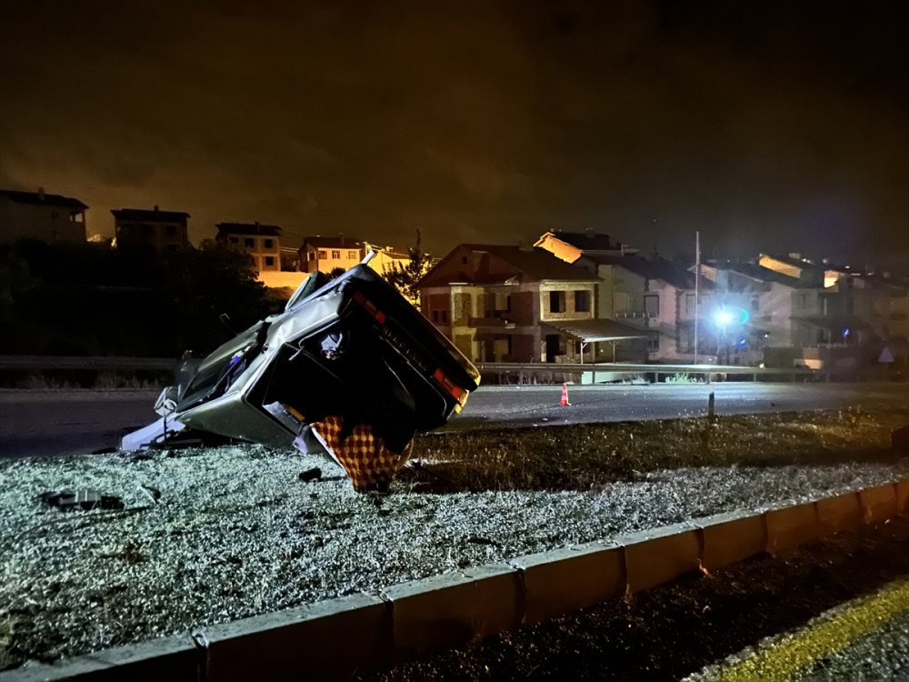 Isparta'da refüje çarpan otomobilin sürücüsü ağır yaralandı