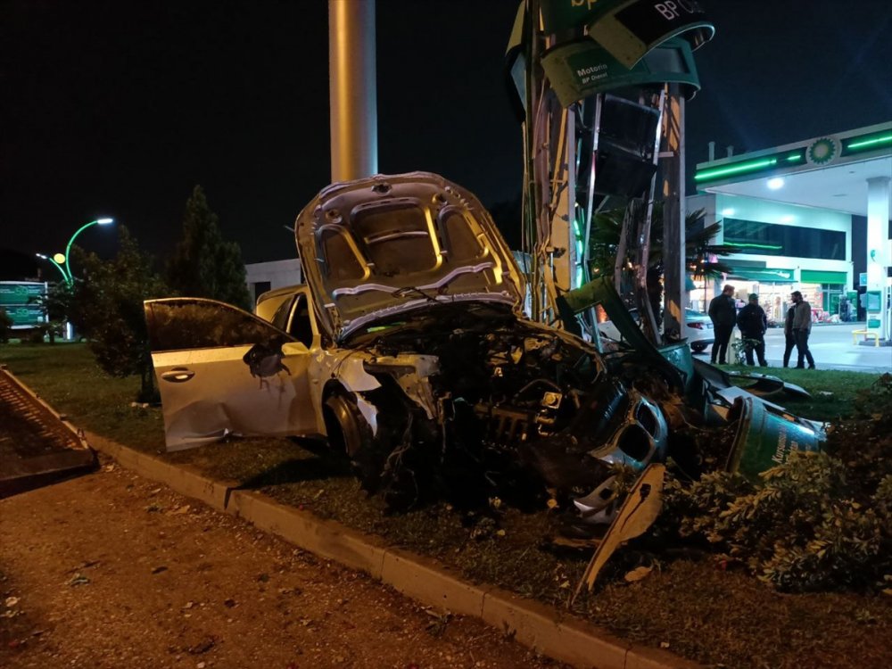 Kocaeli'de akaryakıt istasyonunun tabelasına çarpan otomobilin sürücüsü yaralandı