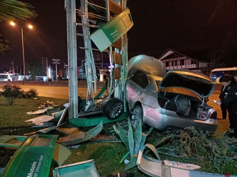 Kocaeli'de akaryakıt istasyonunun tabelasına çarpan otomobilin sürücüsü yaralandı