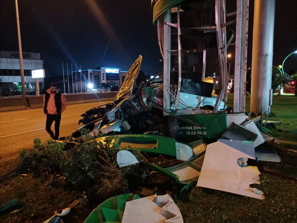 Kocaeli'de akaryakıt istasyonunun tabelasına çarpan otomobilin sürücüsü yaralandı