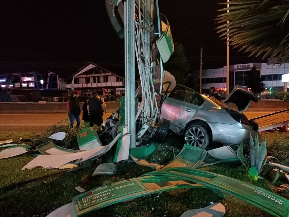 Kocaeli'de akaryakıt istasyonunun tabelasına çarpan otomobilin sürücüsü yaralandı