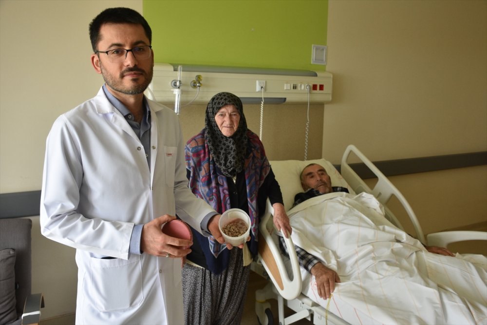 Konya'da 83 yaşındaki hastanın mesanesinden 250'den fazla taş çıkarıldı