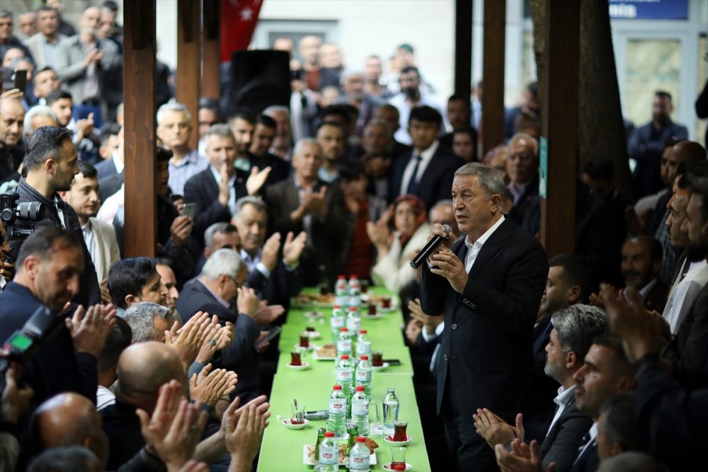 Bakan Akar, Kayseri'nin Yeşilhisar, Yahyalı ve Develi ilçelerinde vatandaşlarla bir araya geldi: