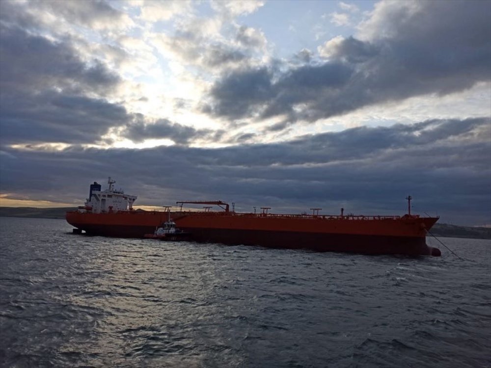 Çanakkale Boğazı'nda makineleri arızalanan gemi limana çekildi