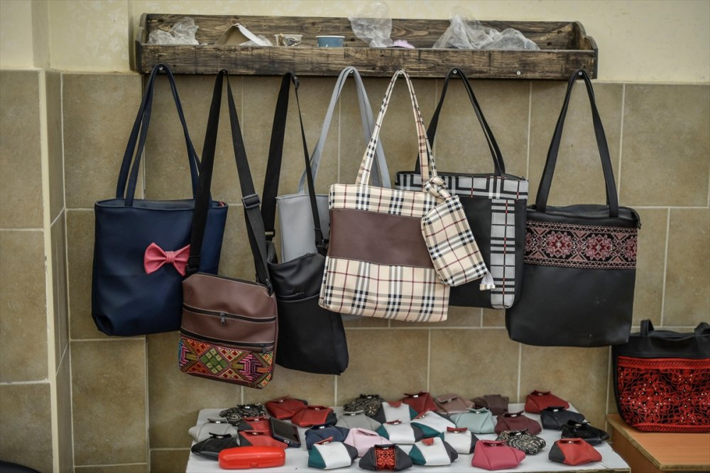 Gazzeli girişimci kadınlar geri dönüşüm projesiyle tekstil atıklarından yeni ürünler elde ediyor