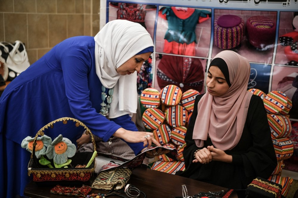 Gazzeli girişimci kadınlar geri dönüşüm projesiyle tekstil atıklarından yeni ürünler elde ediyor