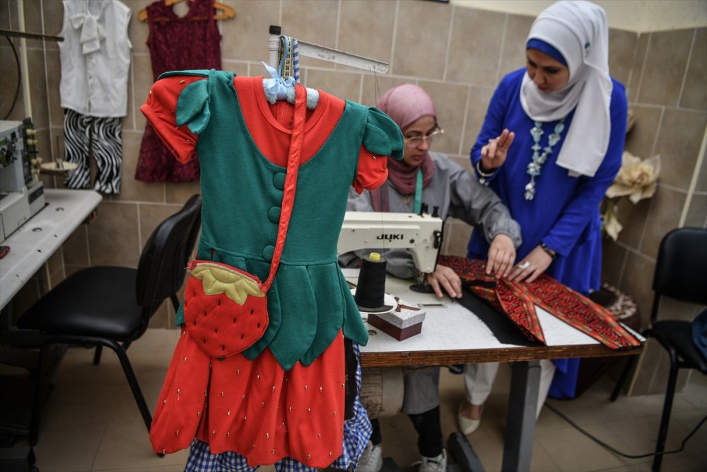 Gazzeli girişimci kadınlar geri dönüşüm projesiyle tekstil atıklarından yeni ürünler elde ediyor