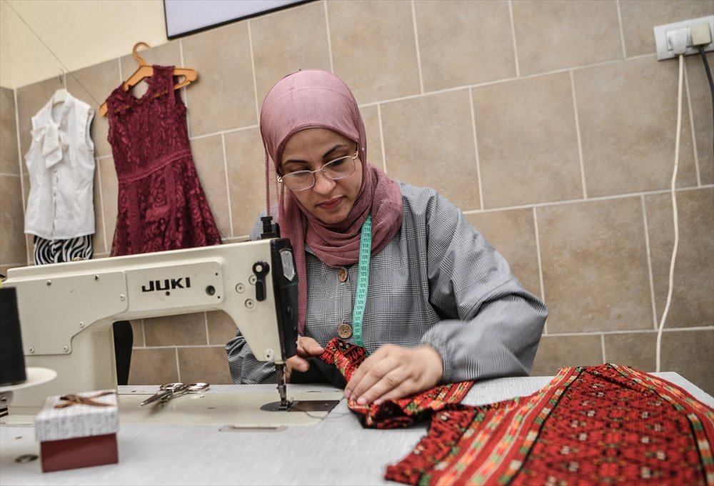 Gazzeli girişimci kadınlar geri dönüşüm projesiyle tekstil atıklarından yeni ürünler elde ediyor
