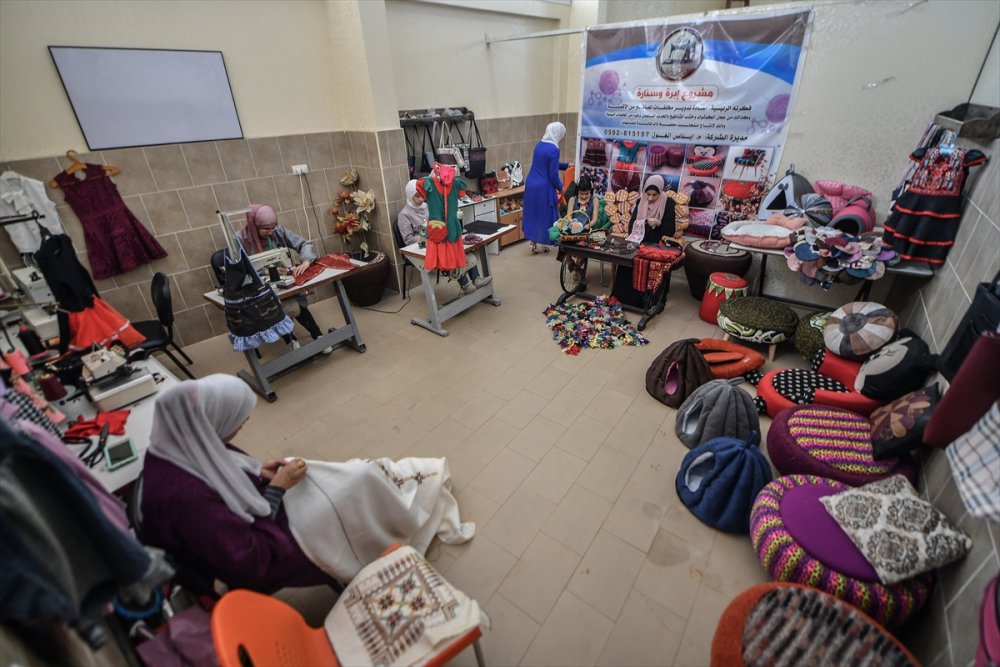 Gazzeli girişimci kadınlar geri dönüşüm projesiyle tekstil atıklarından yeni ürünler elde ediyor