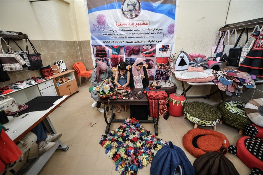 Gazzeli girişimci kadınlar geri dönüşüm projesiyle tekstil atıklarından yeni ürünler elde ediyor