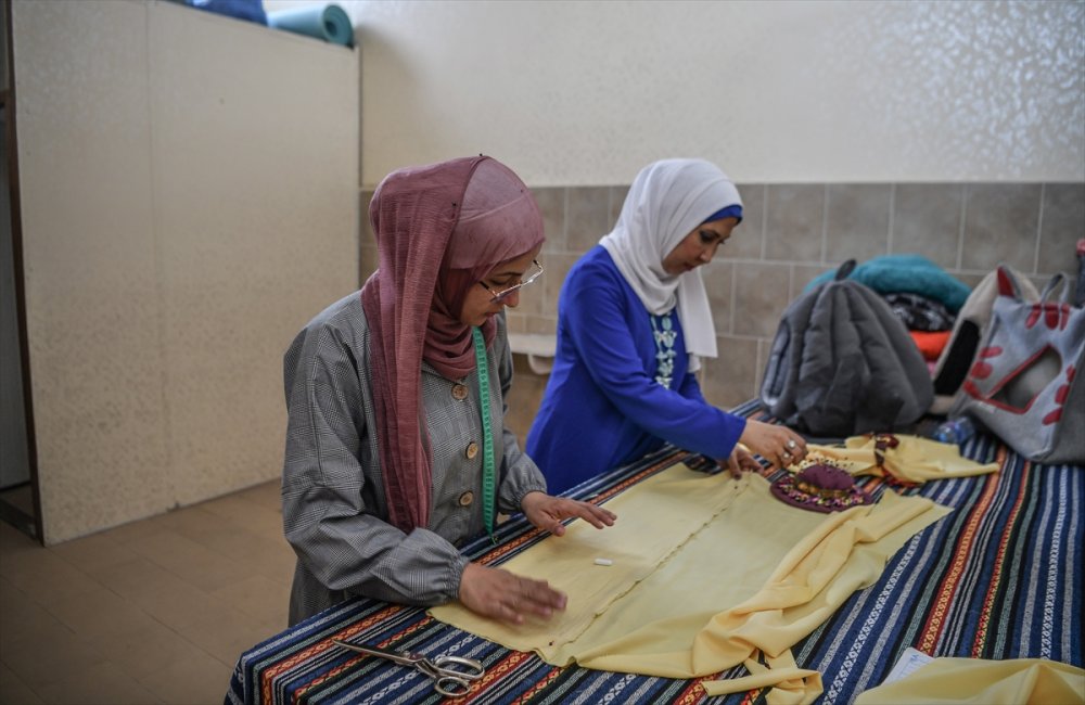 Gazzeli girişimci kadınlar geri dönüşüm projesiyle tekstil atıklarından yeni ürünler elde ediyor