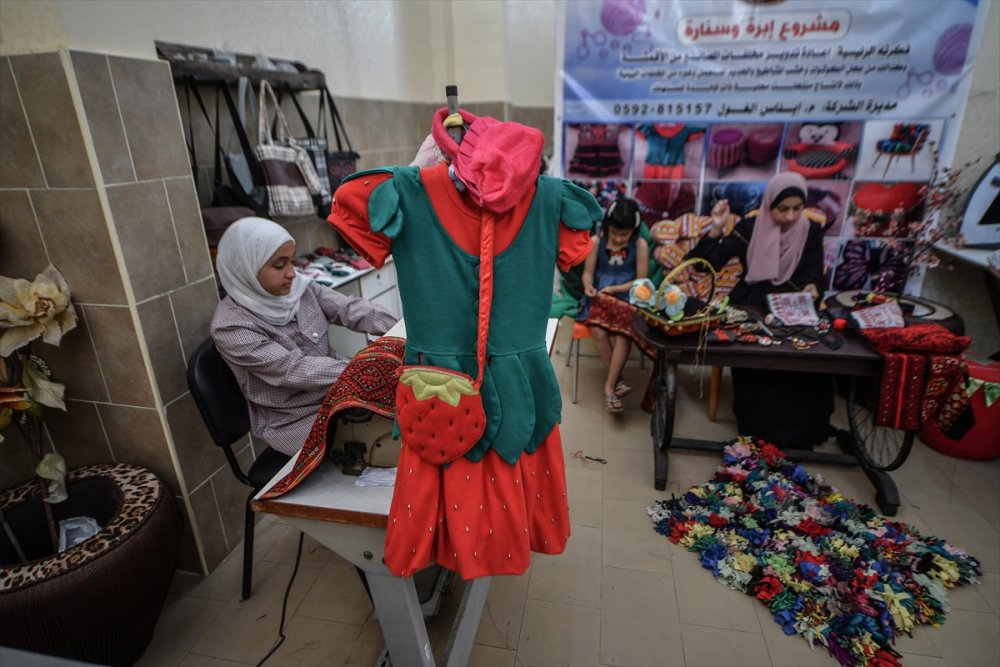 Gazzeli girişimci kadınlar geri dönüşüm projesiyle tekstil atıklarından yeni ürünler elde ediyor