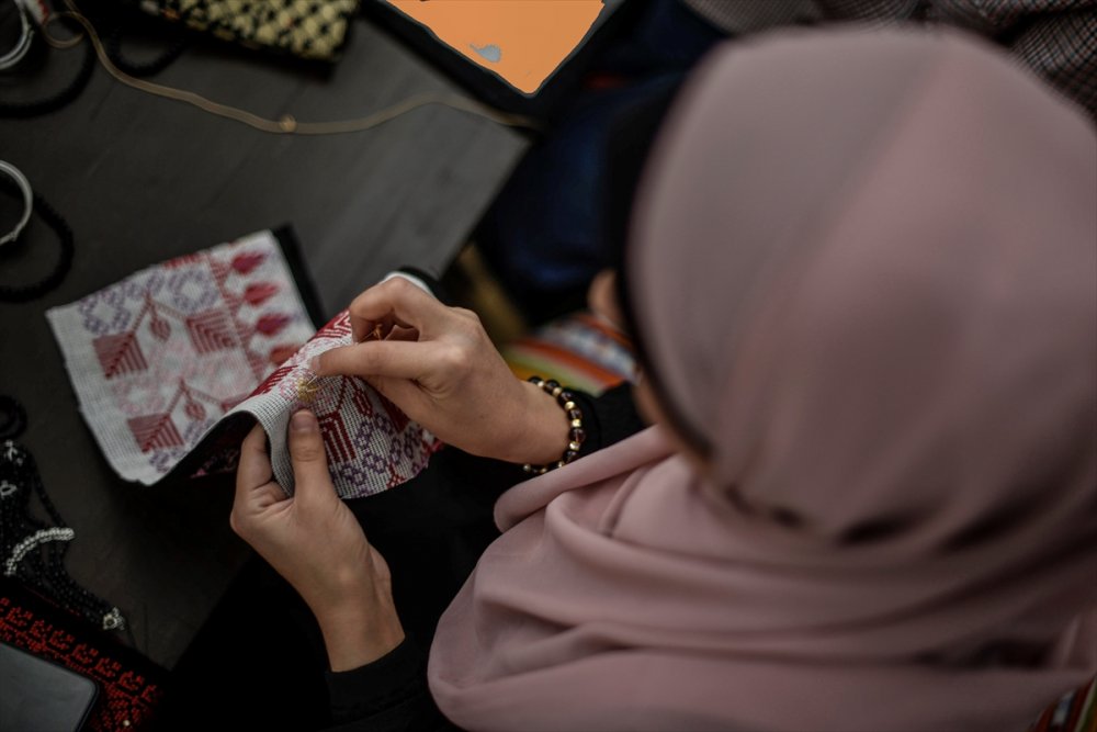 Gazzeli girişimci kadınlar geri dönüşüm projesiyle tekstil atıklarından yeni ürünler elde ediyor