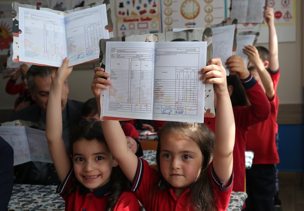 Konya ve çevre illerde öğrenciler karnelerini aldı