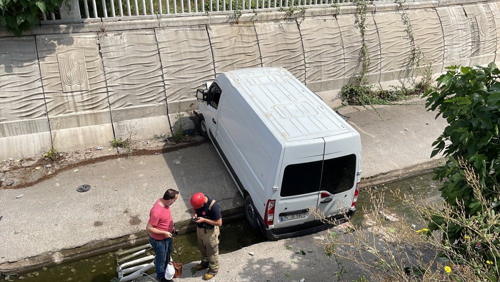 Sultanbeyli'de park halindeki panelvan dereye düştü