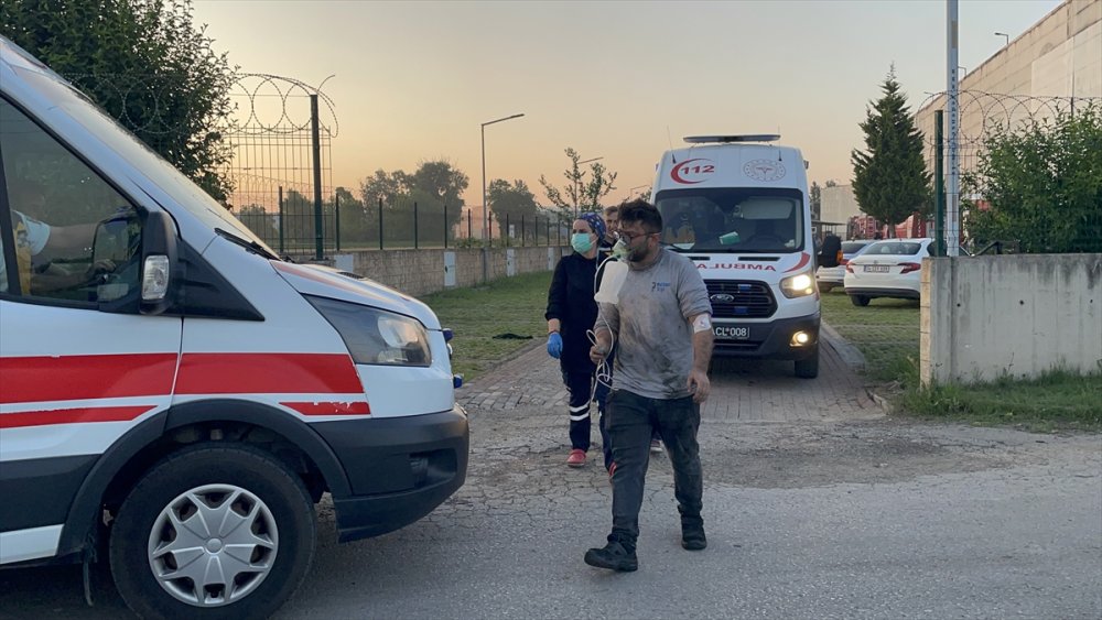 Kocaeli'de geri dönüşüm fabrikasında çıkan yangında 3 işçi dumandan etkilendi