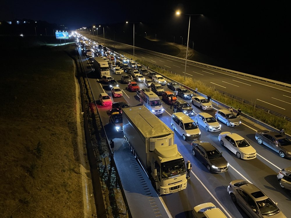 Kuzey Marmara Otoyolu'nda 2 otomobilin çarpışması sonucu 5 kişi yaralandı