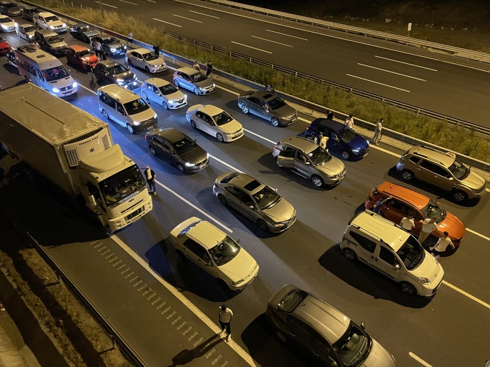 Kuzey Marmara Otoyolu'nda 2 otomobilin çarpışması sonucu 5 kişi yaralandı