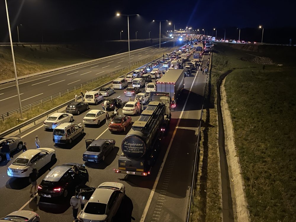Kuzey Marmara Otoyolu'nda 2 otomobilin çarpışması sonucu 5 kişi yaralandı