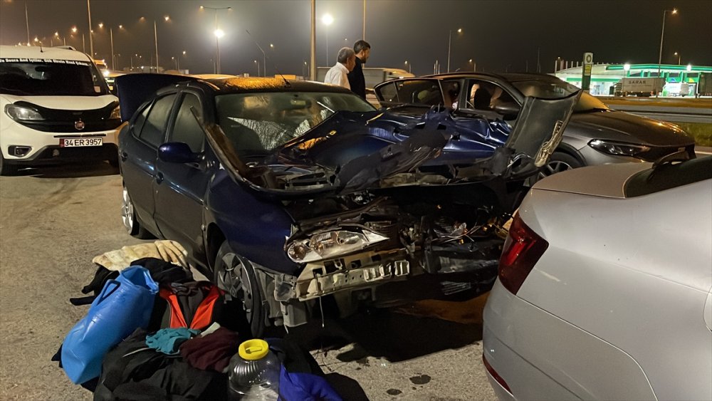 Kuzey Marmara Otoyolu'nda 2 otomobilin çarpışması sonucu 5 kişi yaralandı